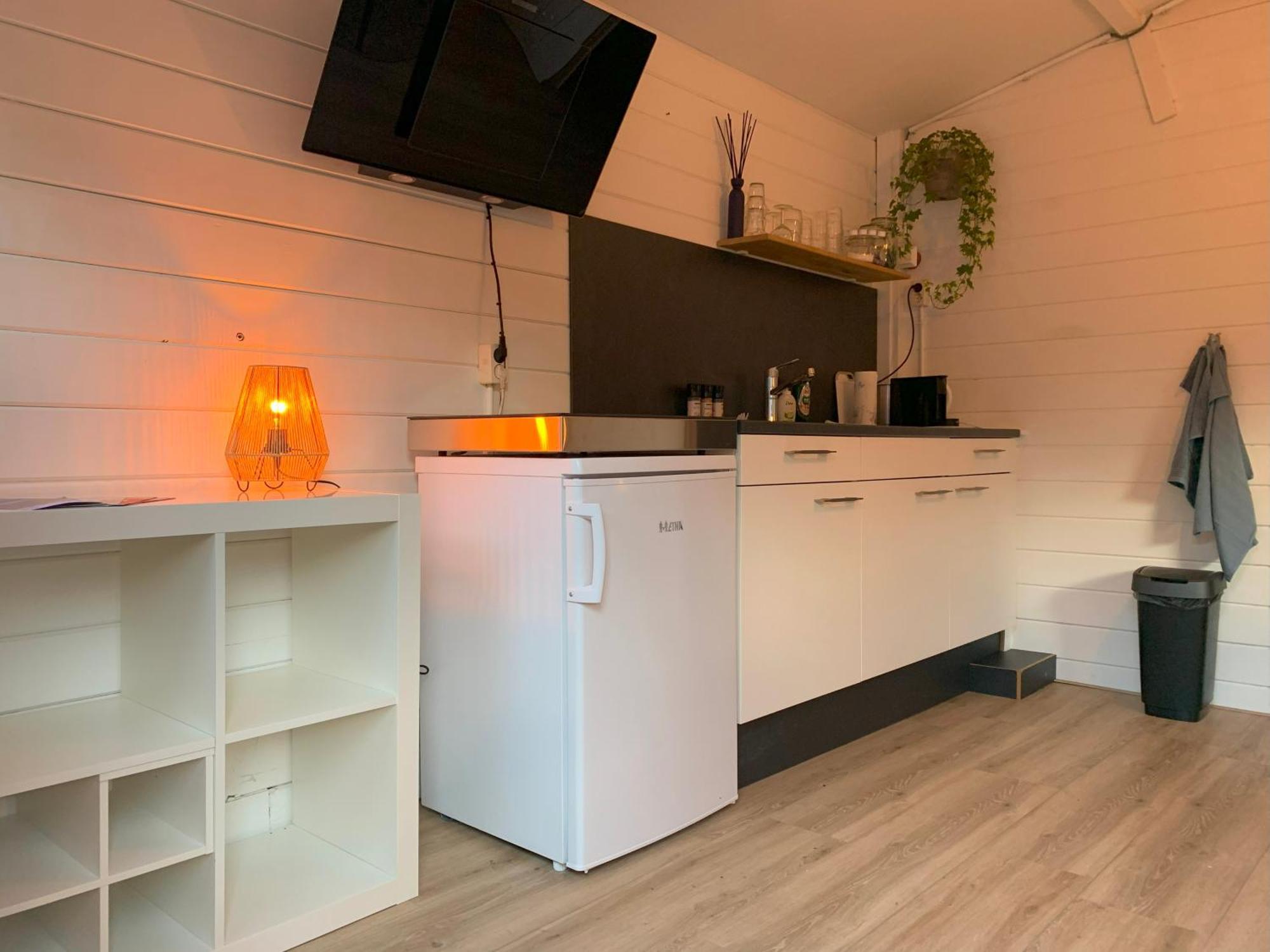Tiny House Tussen De Grachten Sneek Exterior photo